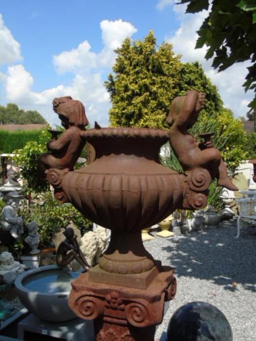 vasque en fonte avec personnages , jardinière ancienne !!!, Jardin & Terrasse, Bacs à fleurs & Jardinières, Comme neuf, Métal