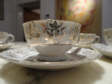Koffieset van wit porselein en goud uit de 20e eeuw. 6 kopje beschikbaar voor biedingen