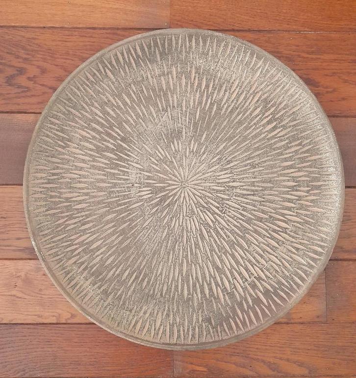 Houten schaal – met decoratie en glimps van goud, Huis en Inrichting, Woonaccessoires | Schalen en Manden, Zo goed als nieuw, Schaal