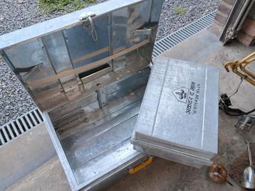 Aluminium Nepalese opbergkisten beschikbaar voor biedingen