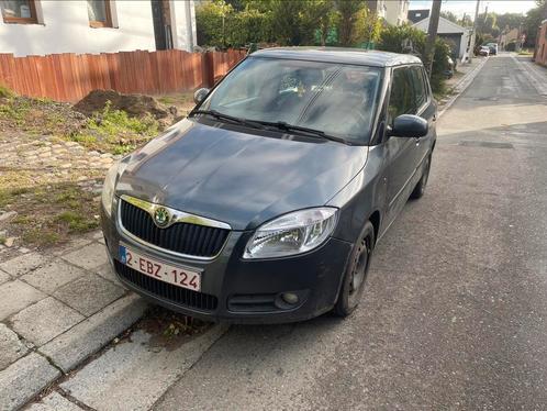 Skoda fabia avec feuille rose, Auto's, Skoda, Particulier, Fabia, Benzine, Berline, 5 deurs, Handgeschakeld, Zilver of Grijs, Ophalen
