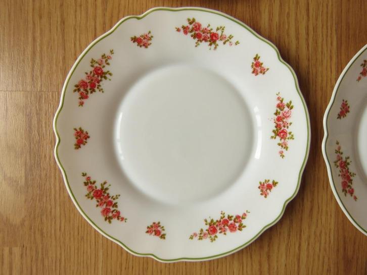 vintage arcopal 4 assiettes a dessert motif buisson de roses, Huis en Inrichting, Keuken | Servies, Zo goed als nieuw, Bord(en)
