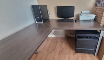 Bureau met lade-en archiefkast beschikbaar voor biedingen