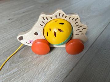 Houten trekspeelgoed egel met rammelend balletje beschikbaar voor biedingen