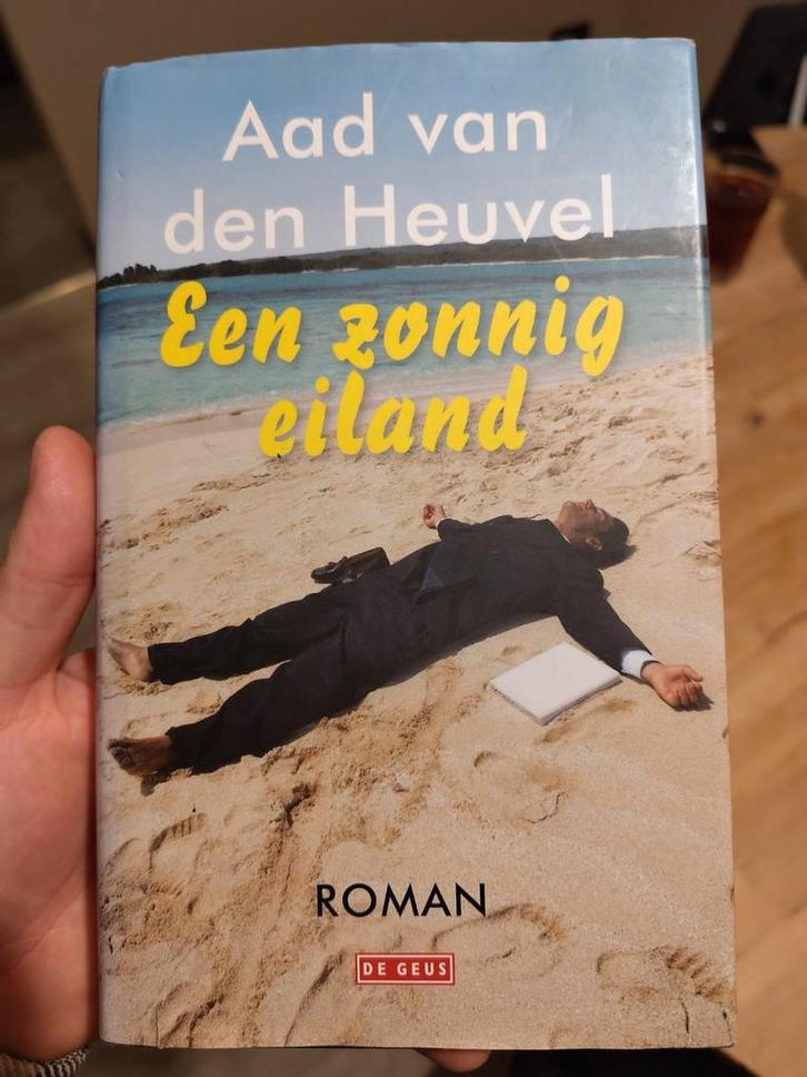 Aad van den Heuvel - Een zonnig eiland, Boeken, Literatuur, Zo goed als nieuw, Ophalen of Verzenden