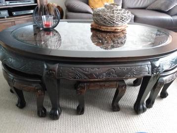 salontafel met houtsnijwerk beschikbaar voor biedingen