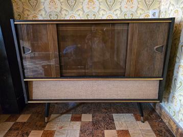 Vintage radiokast voor platenspeler beschikbaar voor biedingen