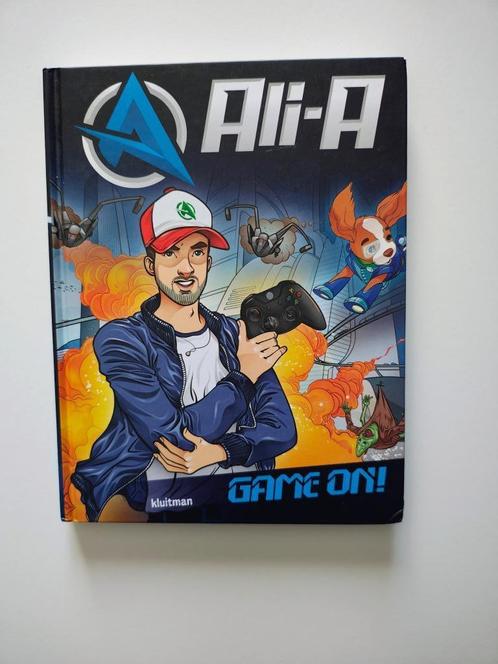 Ali-A - Game on! (Hardcover), Boeken, Stripverhalen, Zo goed als nieuw, Eén stripboek, Ophalen of Verzenden