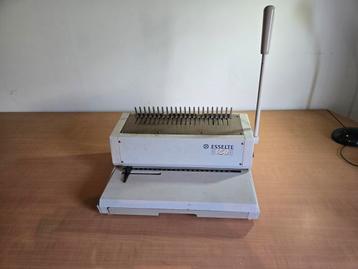 Inbindmachine Esselte CB 50 incl talloze ongebruikte ringen beschikbaar voor biedingen