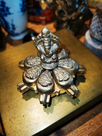 Ancienne boite à Tika en Bronze, maquillage fard poudres

 beschikbaar voor biedingen