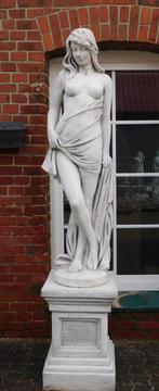 Beeld Vrouw op Sokkel - 210 cm - Volledig Steen, Ophalen of Verzenden, Steen