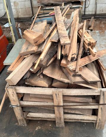 Volle bak brandhout met stukken oude eik beschikbaar voor biedingen