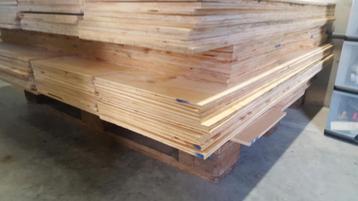 5 euro : triplex 53 m2,  122 x 31cm per plaat ,  9 mm dik beschikbaar voor biedingen