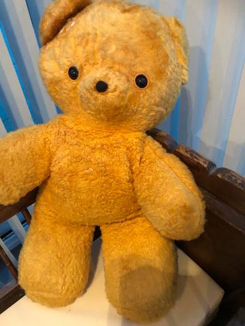 Oude gele teddybeer beschikbaar voor biedingen