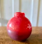 Kleine bolvaas van geblazen glas — granaatrood verloop, Ophalen of Verzenden, Minder dan 50 cm, Rood, Glas