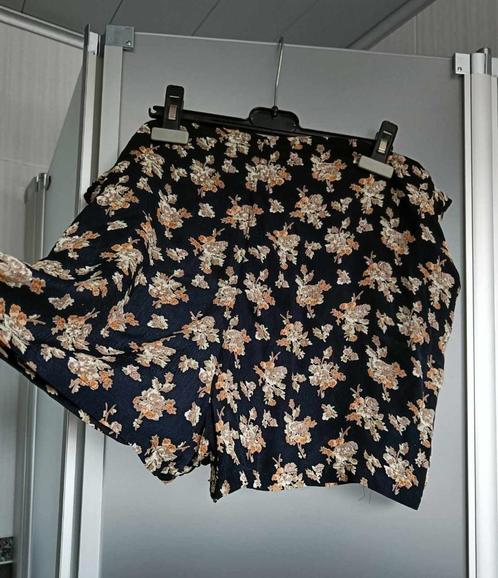 Short - Korte broek - Zwart - Bloemen - Large - Zomer - €3, Kleding | Dames, Broeken en Pantalons, Gedragen, Maat 42/44 (L), Zwart