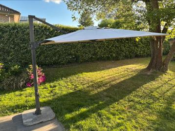 Zwevende parasol van 3 m x 3 m - voet van keramisch beton beschikbaar voor biedingen