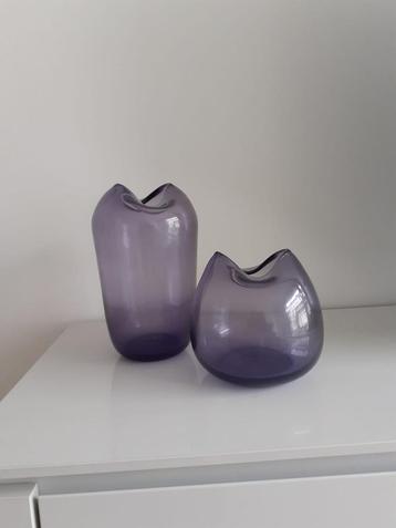 Set van 2 moderne paarse glazen vazen beschikbaar voor biedingen