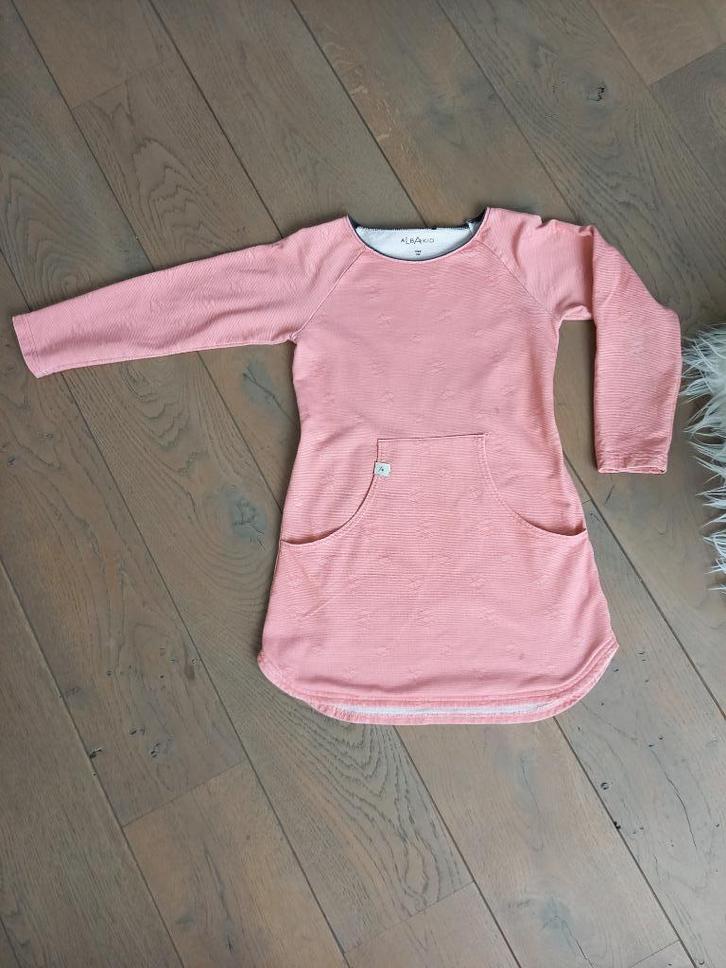 Maat 122 : Kleedje jurkje Alba kid met grote zak vooraan, Kinderen en Baby's, Kinderkleding | Maat 122, Gebruikt, Meisje, Jurk of Rok