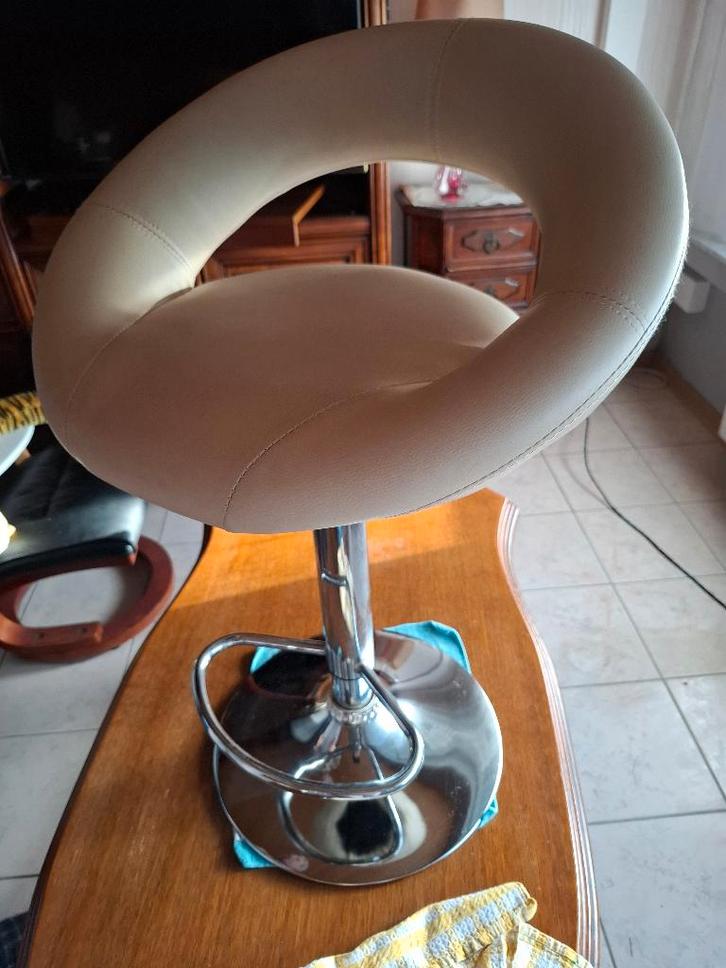 barstoel-(kruk)-beige kleur-kunstleer, Huis en Inrichting, Barkrukken, Gebruikt, Kunststof, Leer, Metaal, 1 kruk, In hoogte verstelbaar