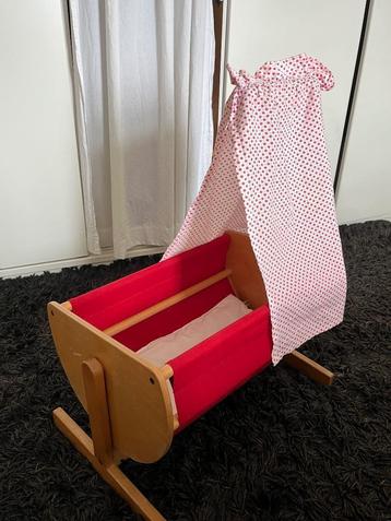 Poppenwiegje beschikbaar voor biedingen