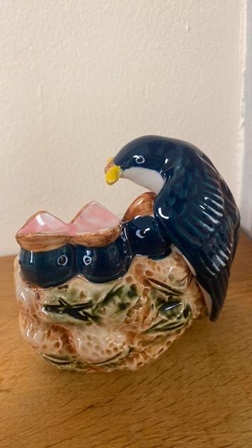 Ancien nid hirondelles la maman nourrit ses petits