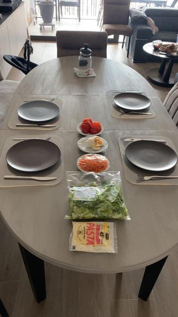 Eiken tafel (opgemaakt) beschikbaar voor biedingen