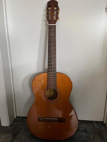 Gitaar akoustisch beschikbaar voor biedingen