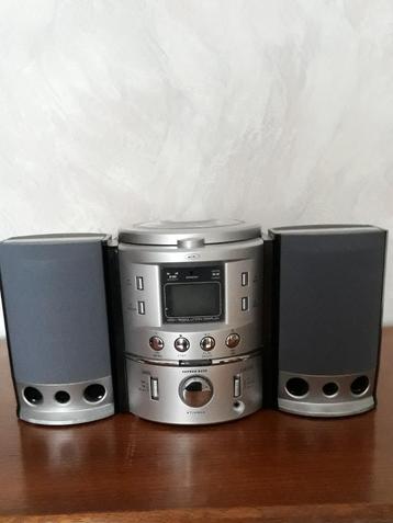 Mini CD Audio Systeem met Klok/Radio met 2 luidsprekers beschikbaar voor biedingen