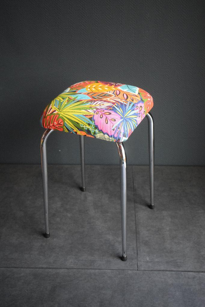 Bloemrijke kruk, Huis en Inrichting, Krukjes, Nieuw, IJzer, Ophalen