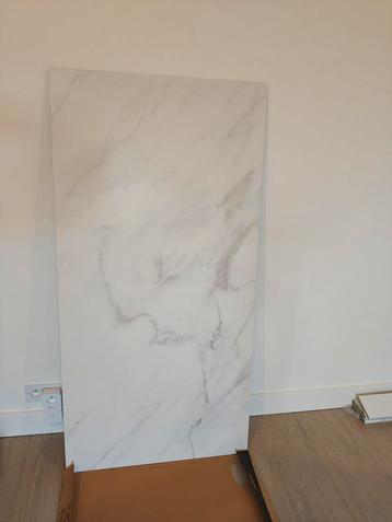 Grote tegel marmerlook beschikbaar voor biedingen