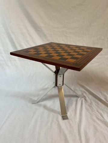 Unieke vintage schaaktafel beschikbaar voor biedingen