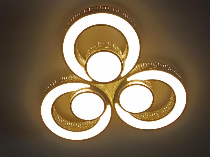 NIEUWE MEERKLEURIGE LED PLAFONDLAMP + AFSTANDSBEDIENING, Huis en Inrichting, Lampen | Plafondlampen, Nieuw, Metaal, Ophalen of Verzenden