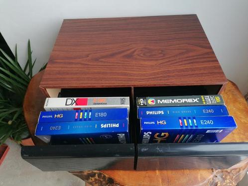 vintage VHS cassettedisplay + 6 cassettes 240 min, Cd's en Dvd's, VHS | Film, Gebruikt, Komedie, Alle leeftijden, Ophalen of Verzenden