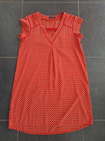 Rue des Abbesses nieuw rood kleed met v-hals beschikbaar voor biedingen