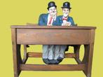 Laurel and Hardy spiekend op een schoolbank, Ophalen