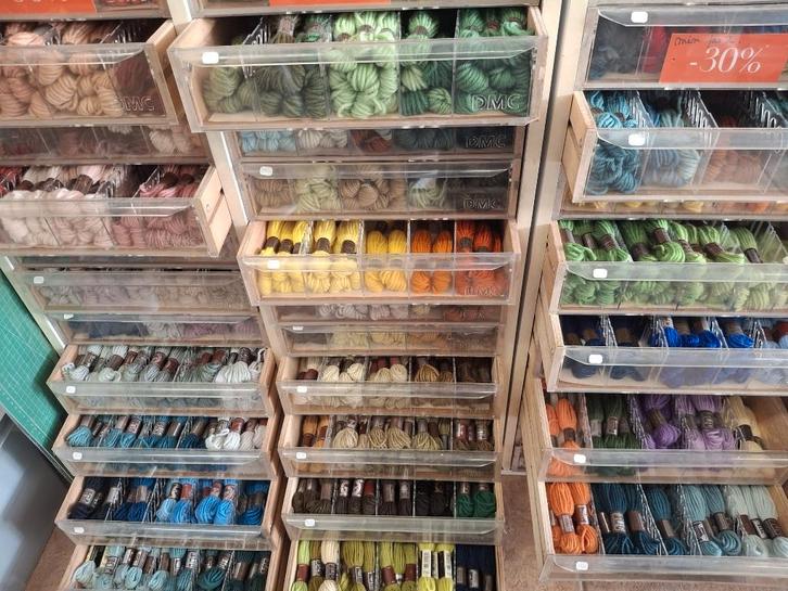 Lot de mercerie DMC (broderie et tapisserie) et boutons, Hobby & Loisirs créatifs, Broderie & Machines à broder, Neuf, Fil à broder ou Soie