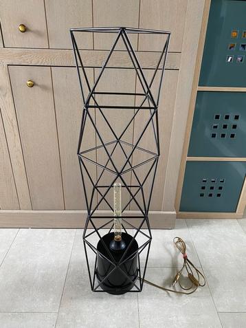 Metalen geometrische lamp beschikbaar voor biedingen