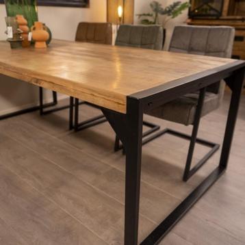 Eettafel mangohout industriele look beschikbaar voor biedingen