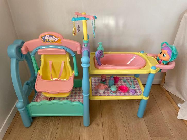 Poppen verzorgingstafel: bedje, badje, maxi-cosi, eetstoel, Kinderen en Baby's, Speelgoed | Poppen, Zo goed als nieuw, Babypop
