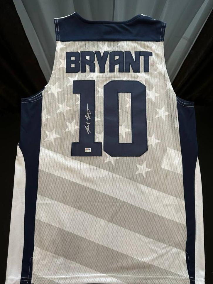 Jersey USA KOBE BRYANT #10 gesigneerd gesigneerd Wit PSA/DNA, Verzamelen, Sportartikelen en Voetbal, Nieuw, Shirt, Ophalen of Verzenden