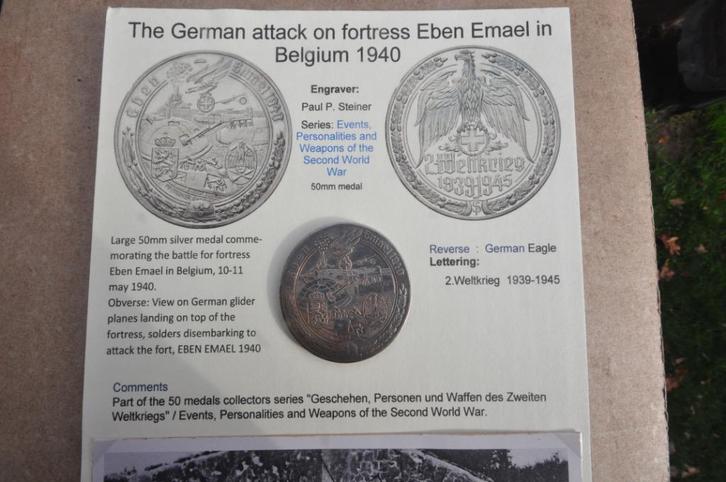 Fort Eben Emael medaille, fotos en 2 postkaarten., Verzamelen, Militaria | Tweede Wereldoorlog, Landmacht, Embleem of Badge, Verzenden