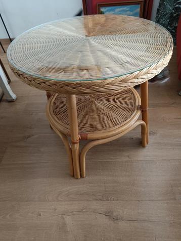 Rotan Bijzettafeltje met glazen blad., Huis en Inrichting, Tafels | Bijzettafels, Ophalen, Zo goed als nieuw