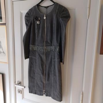 Caroline Biss kleed beschikbaar voor biedingen