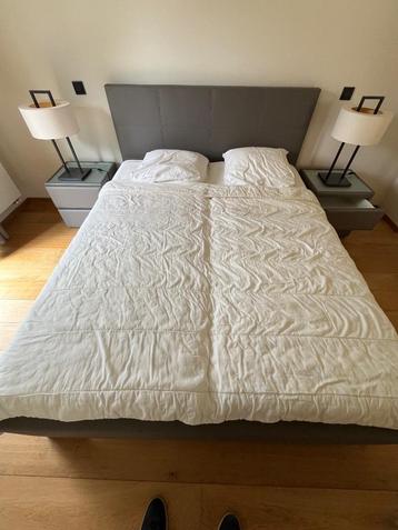 PRACHTIG LEREN BED MET NACHTKASTJES beschikbaar voor biedingen