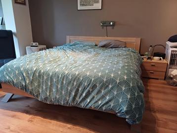 Bed met nachtkastjes beschikbaar voor biedingen