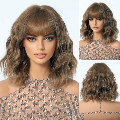 Lichtbruine wavy pruik bob model op schouderlengte, Handtassen en Accessoires, Uiterlijk | Haarverzorging, Nieuw, Pruik of Haarverlenging