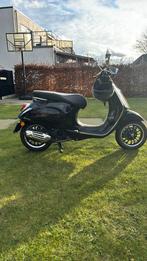 Vespa sprint 125cc 4takt, Fietsen en Brommers, Ophalen, Zo goed als nieuw