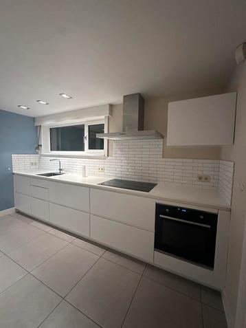 KVIK GREEPLOOS KEUKEN + 5 BOSCH ELECTRO + COFFEE CORNER beschikbaar voor biedingen