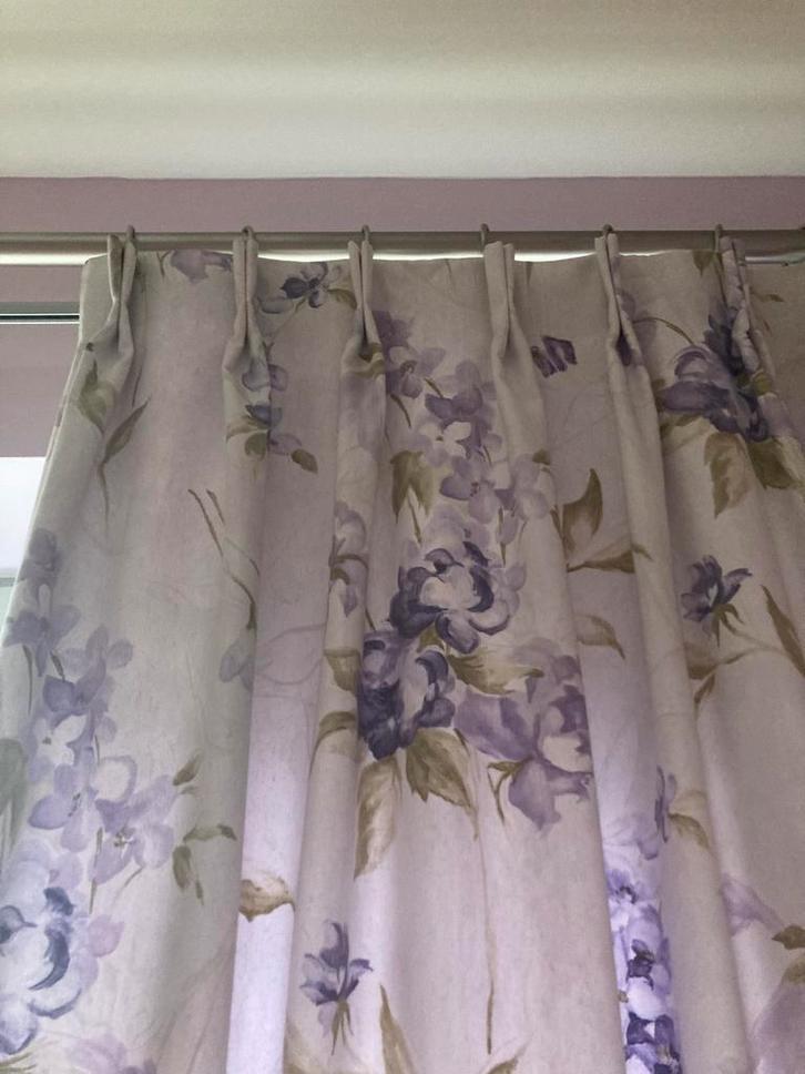 Gevoerde gordijnen met een charmant lila bloemenpatroon, Huis en Inrichting, Stoffering | Gordijnen en Lamellen, Gebruikt, 200 cm of meer